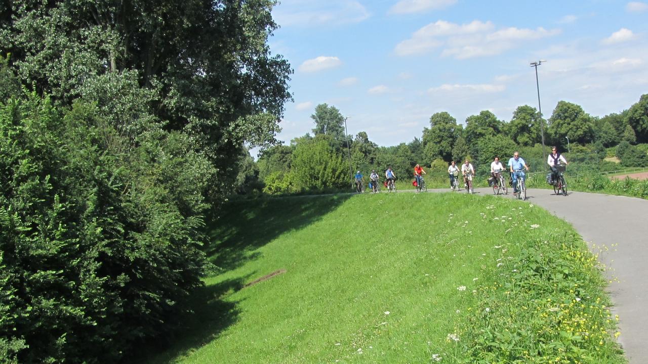 TEASERBILD_Radfahrer auf dem Deich_1280x720